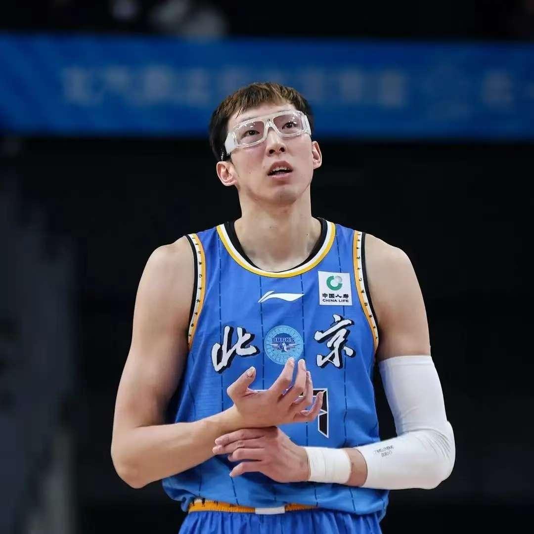 大家发现没，今晚19点35分，CBA常规赛北京男篮客场对阵广州男篮，周琦和徐昕的