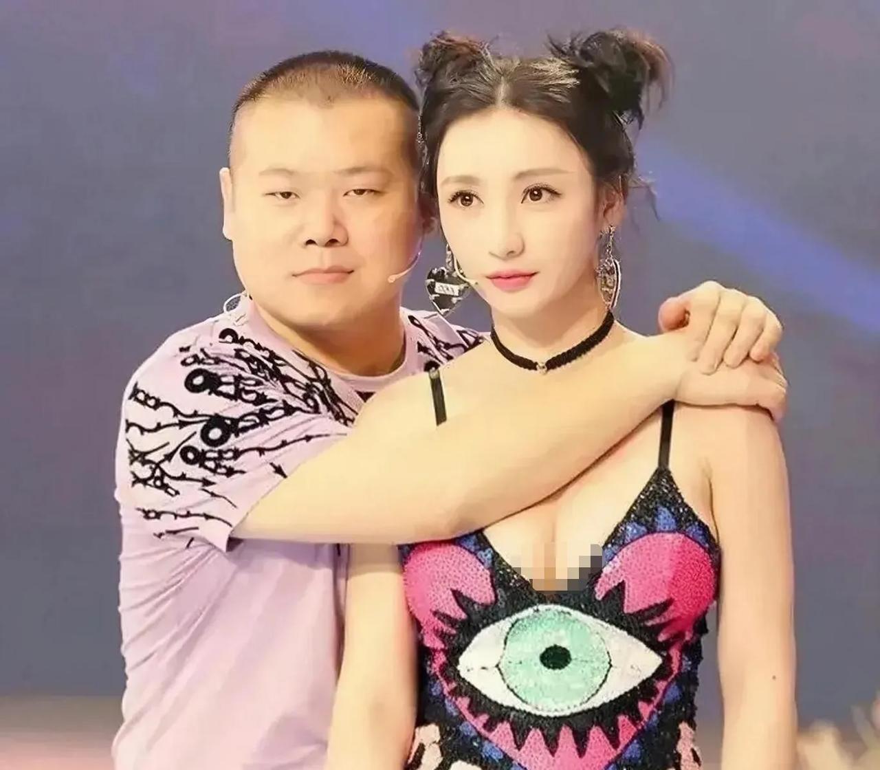 据说因为这张照片，岳云鹏差一点翻车！岳云鹏与柳岩的一张合影，据说因为这张照片