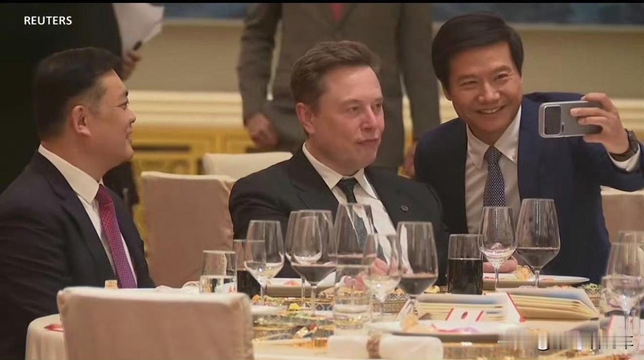 老马，还记得13年前，我们在美国特斯拉工厂时的同框合影吗？
