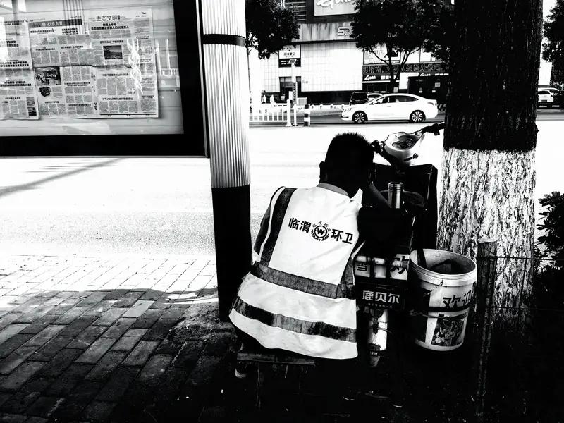 人最难悟透和看破的是什么?人最难悟透和看破的，一是平凡真相，二是“我执”。年