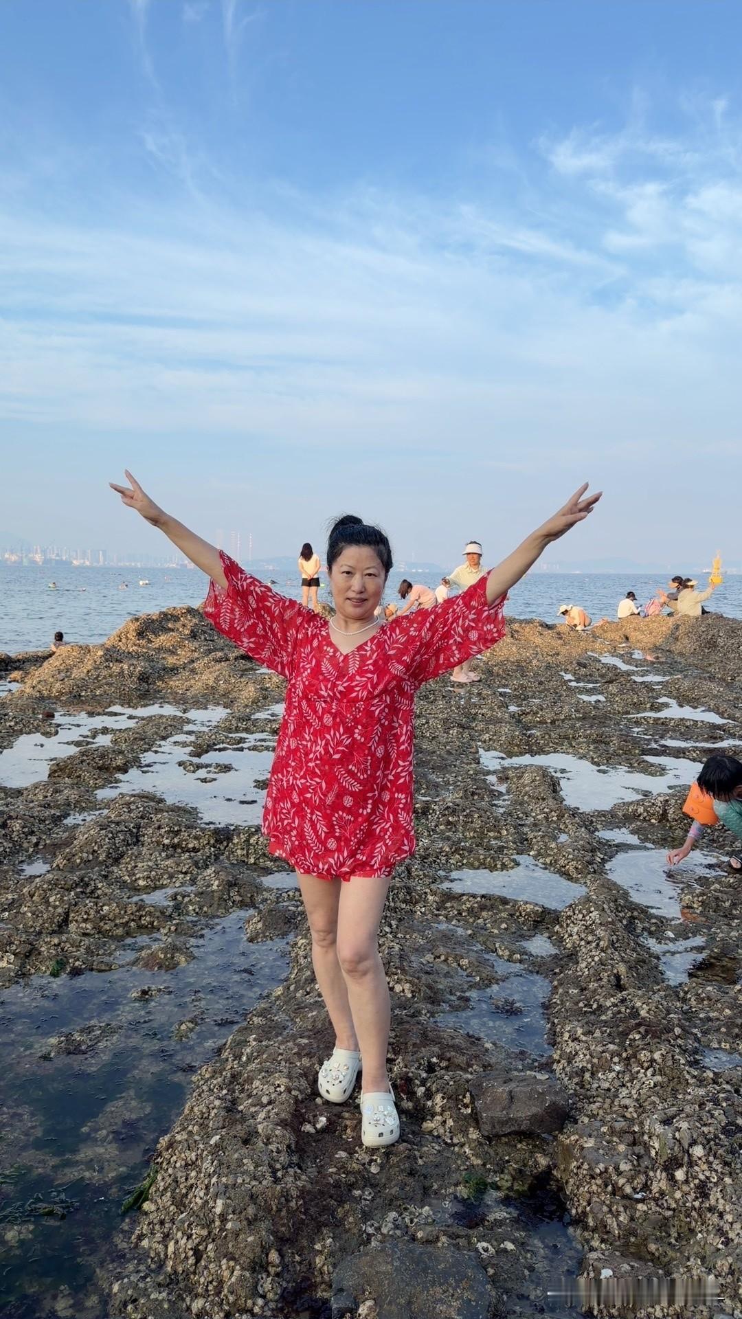 大连今年的夏天格外燥热，连日的高温闷得人透不过气。女儿今天下午休息，带着我来