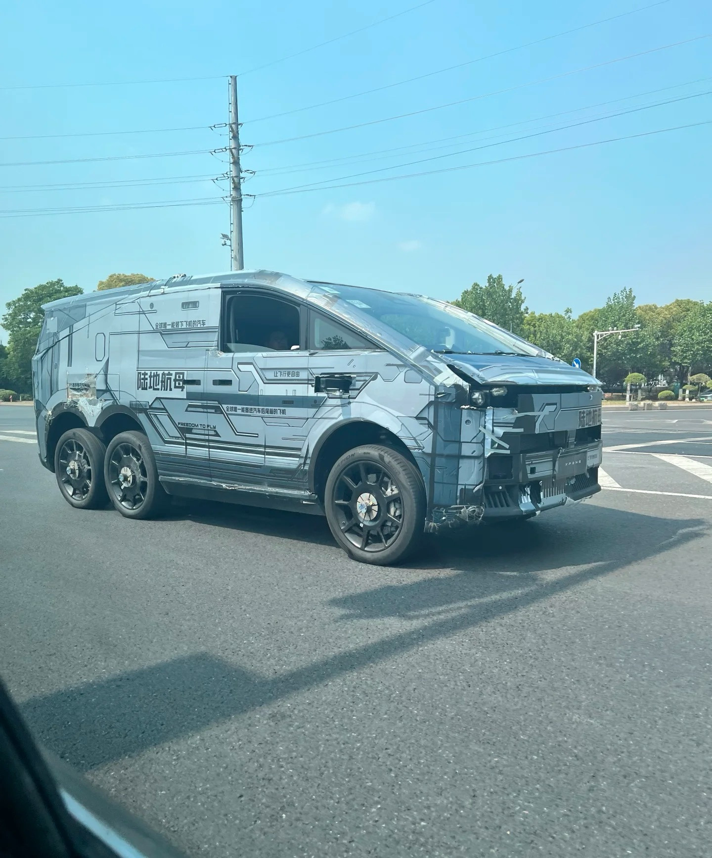 小鹏汇天的陆地航母，这看起来完全像一辆装甲车[666]跑在路上好大啊[捂脸哭][允