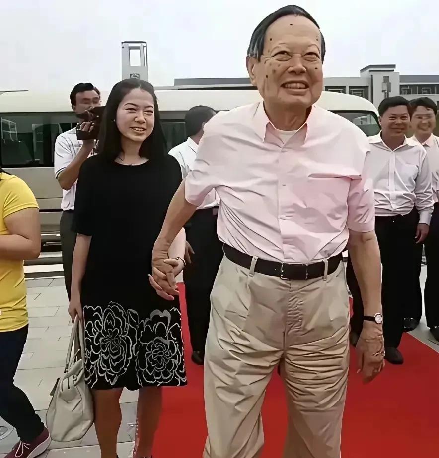 翁帆真的老了，从面容到精神状态，以及走路形体，无不都显示出老态来。而且和杨振宁