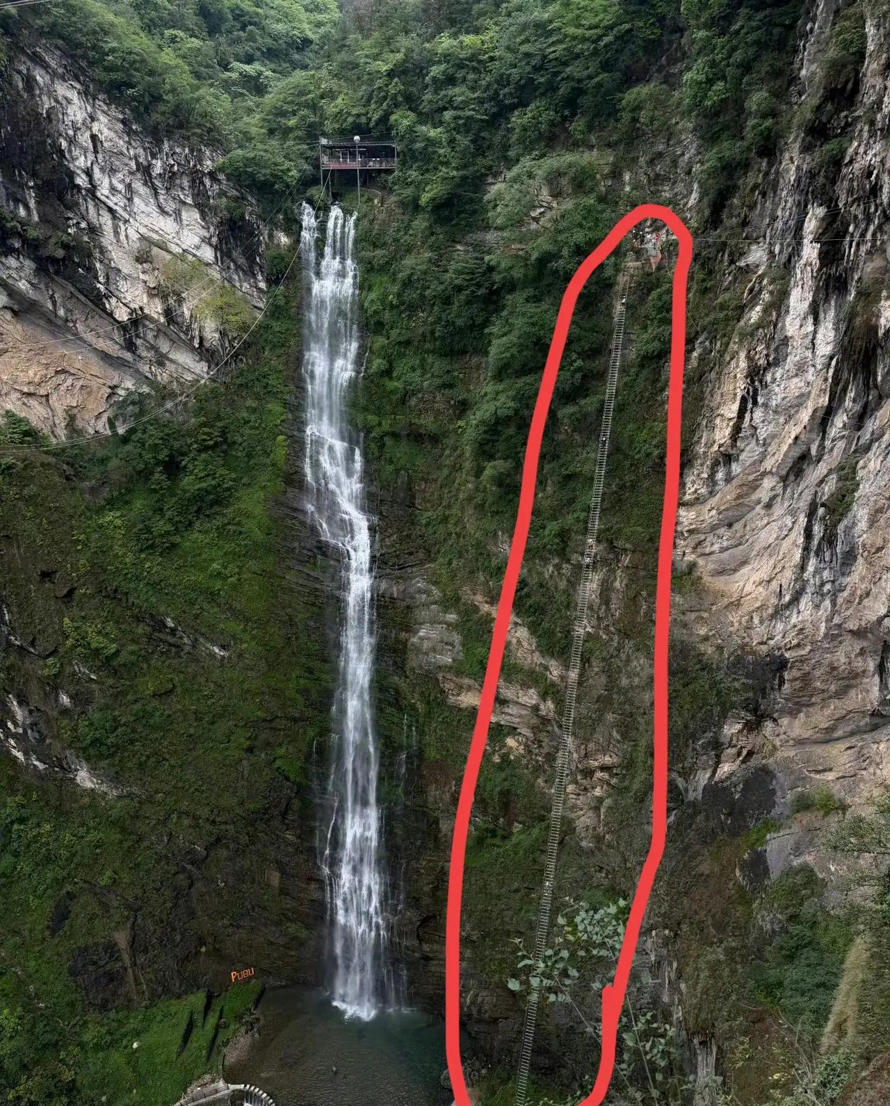 “哪里没绑紧？”她回头问了这一句。然后，连人带旗，坠进168米深的山谷。
