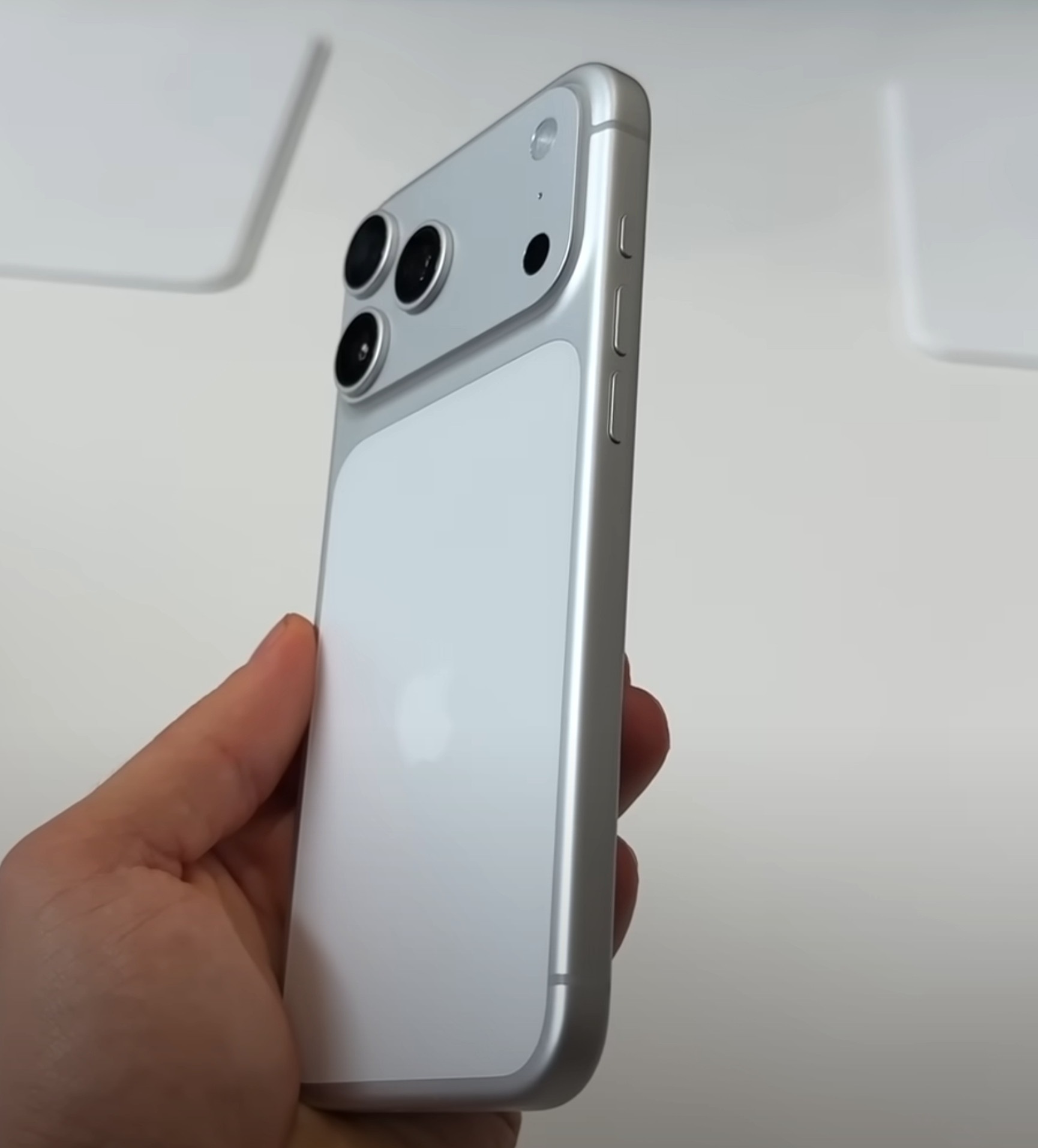 iPhone17ProMax这代的精致感再升级，来自于这个一体感，一整块铝成型