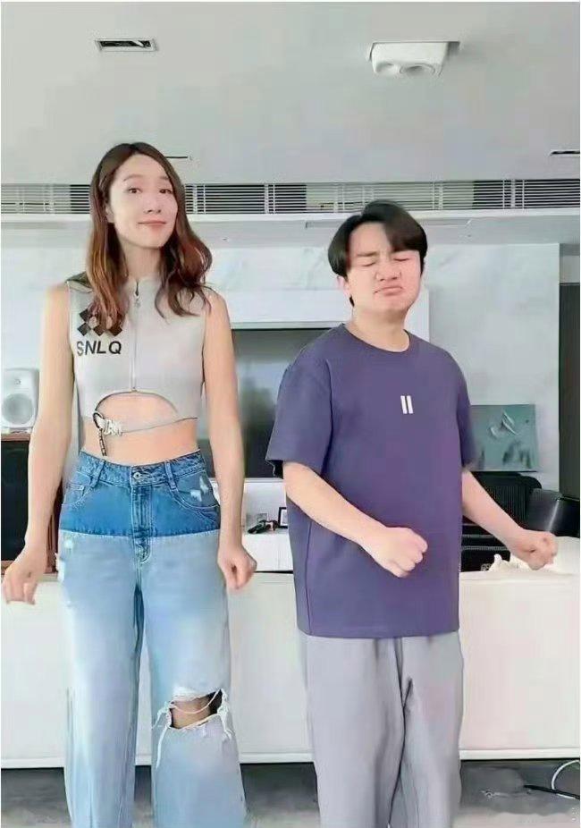 王祖蓝的裤子穿在他老婆身上秒变六分裤，夫妻俩换着穿，太搞笑了。