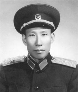 1950年，朝鲜战场，125师擅自撤退，导致数万美军逃走，军长吴瑞林怒道：“若非