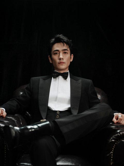 朱一龙造型致敬千钧一发朱一龙VOGUEMAN封面官宣即高光！朱一龙身着黑色大衣