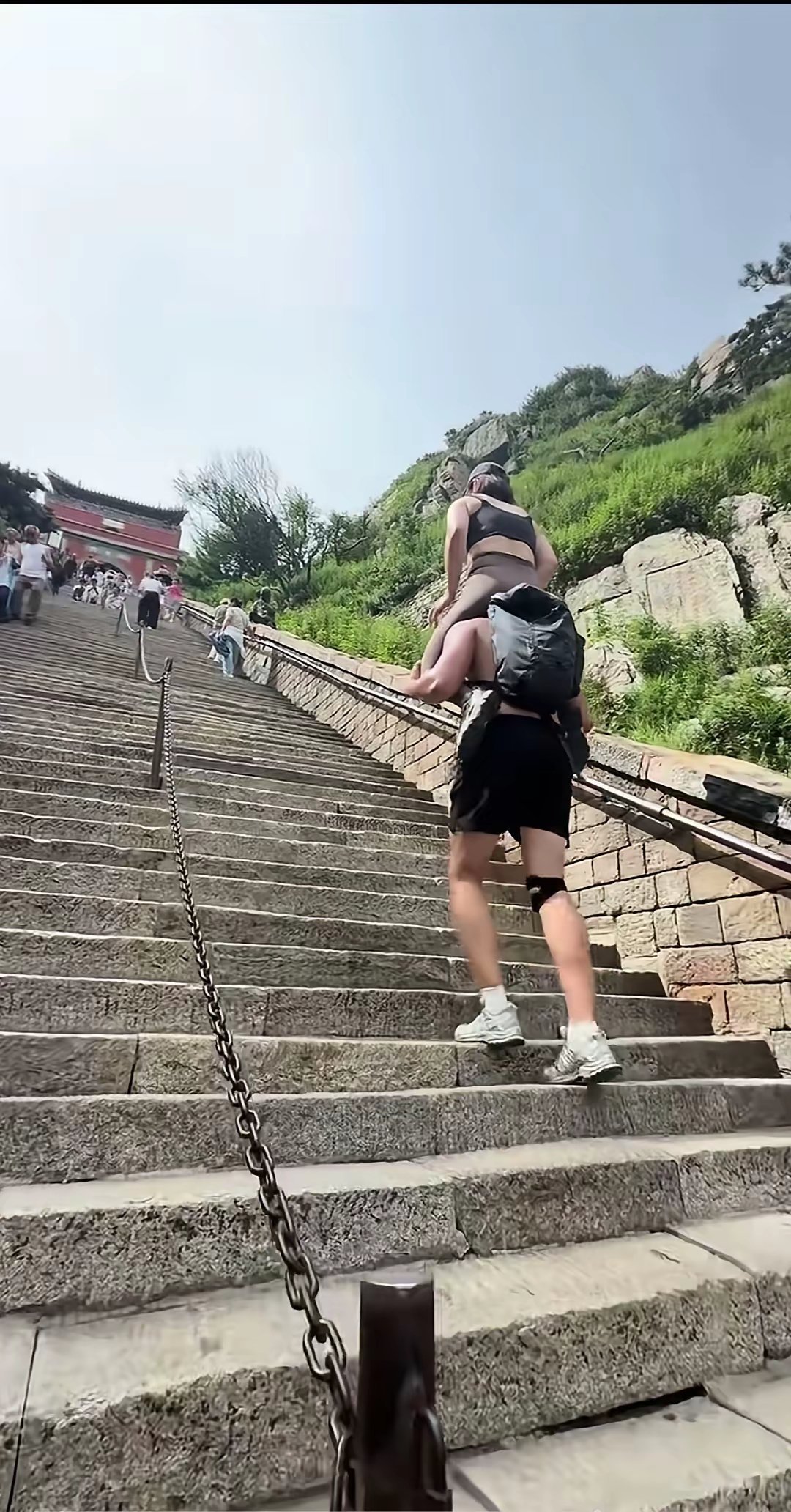 泰山这种陪爬还招人吗？我想去，可以倒贴钱。