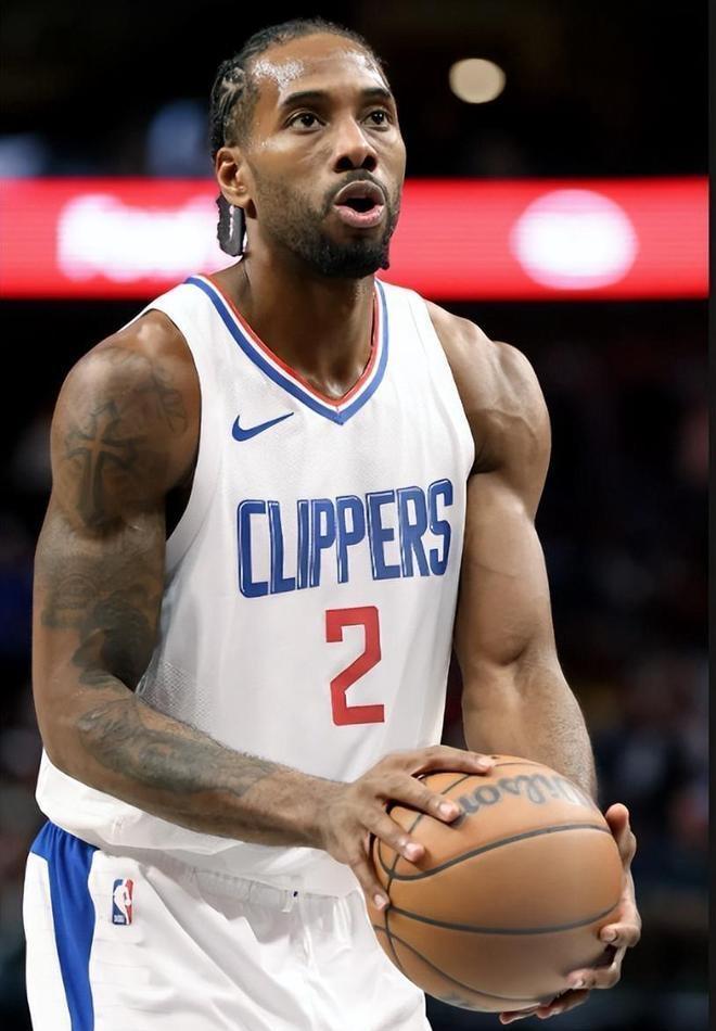 同样都是快船的老将，同样拿着五千万的顶薪，本赛季的保罗-乔治和伦纳德，那表现真的