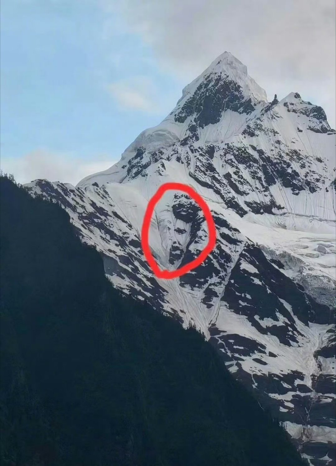 梅里雪山惊现佛得角门将梅里雪山惊现佛得角门将？这确定不是Ai吗？越传越邪乎了…