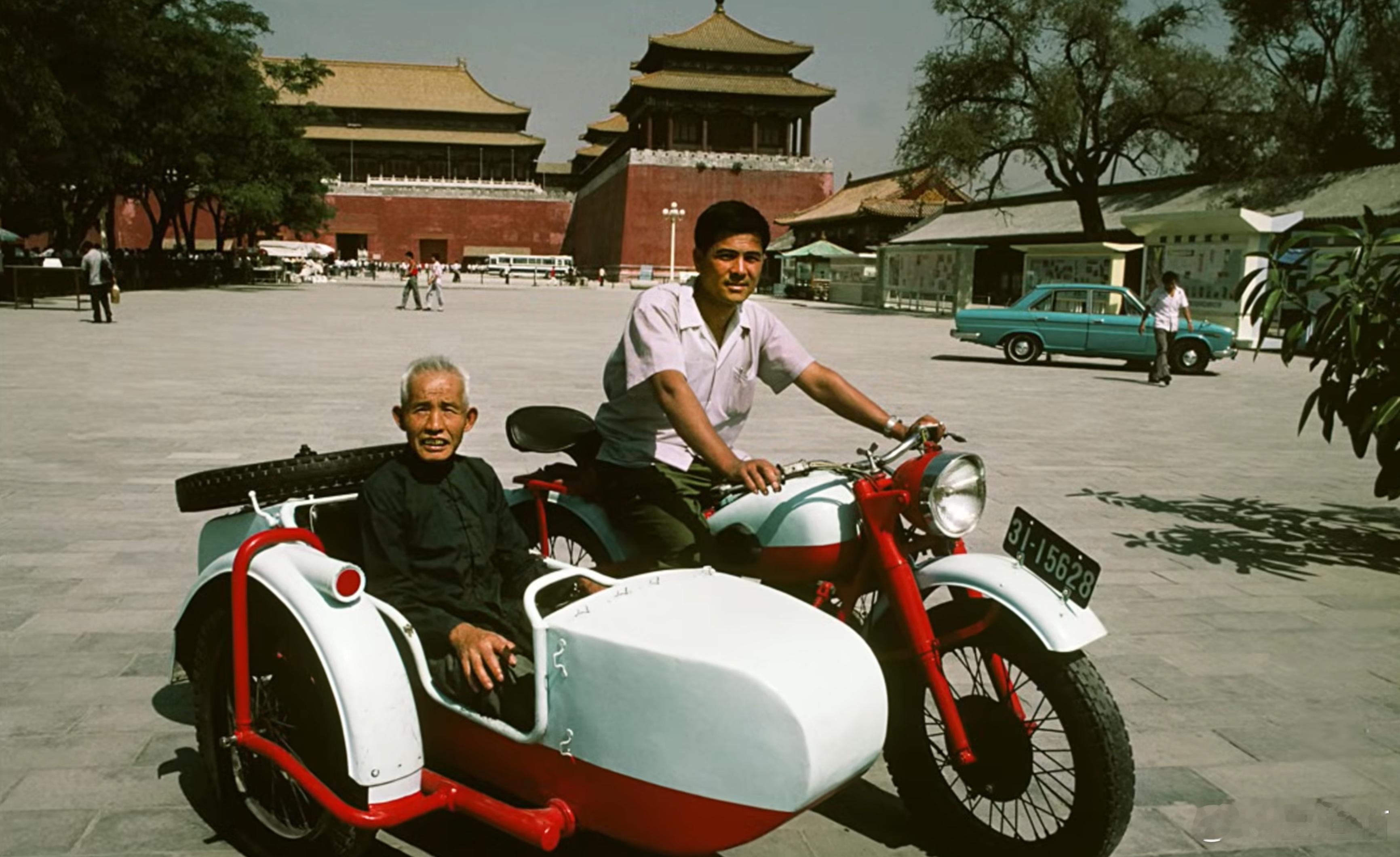 故宫外骑着摩托车的父子，1984年