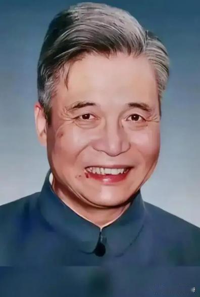 1986年，杨振宁来看望癌症晚期的邓稼先，他开玩笑地问：“你搞原子弹、氢弹，国家