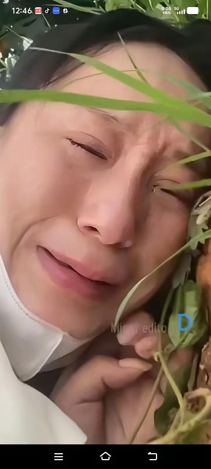 泪如泉涌！七岁的孩子独自一人走进手术室七岁的孩子独自一人走进手术室。妈妈：