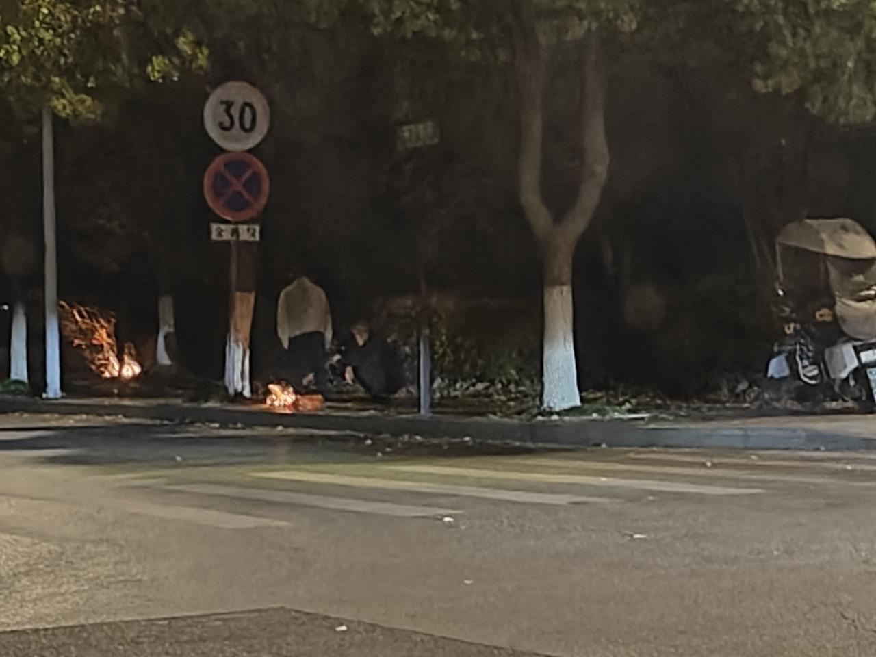 2012来的苏州，总能看到有人在路边烧纸，直至如今，这情形依旧未变。住过几个