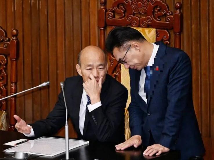 大年夜，韩国瑜跪下了，江启臣跪下了，郑丽文还在撑，但也快半跪着。而跪在最前面的，