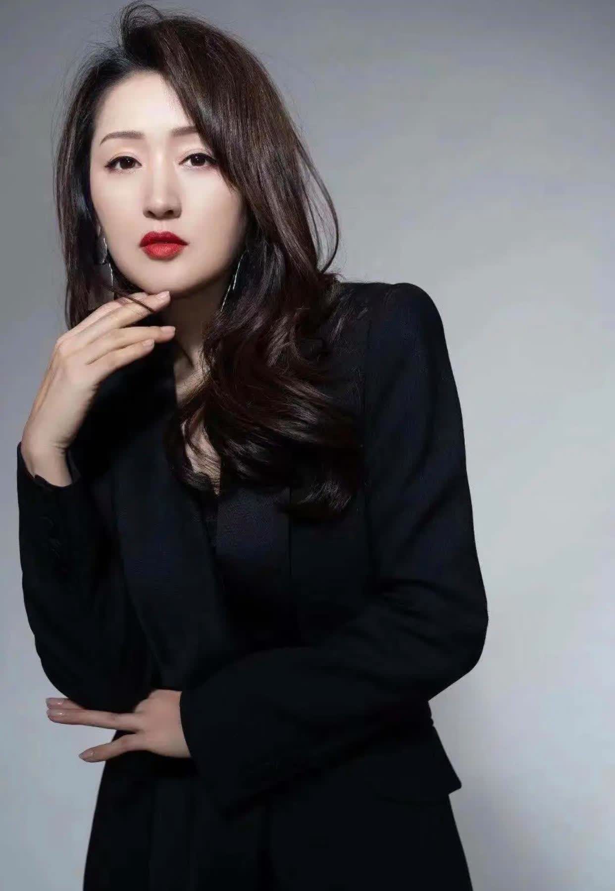 杨钰莹的泪水背后，藏着多少故事？赖文峰出狱后每晚买醉，还托毛宁传话：岗岗，我