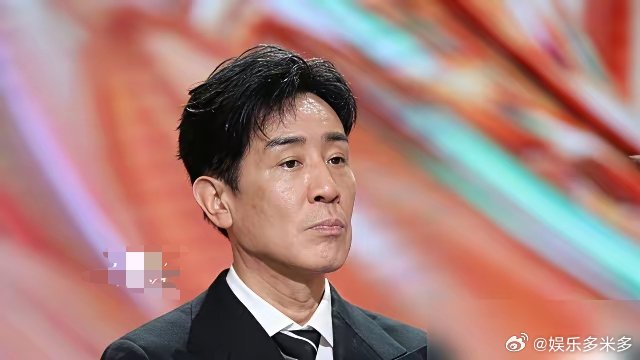 金鹰奖名单念到于和伟，镜头怼脸，他眼神是散的，整个人像熬了三个大夜。没哭，没笑，
