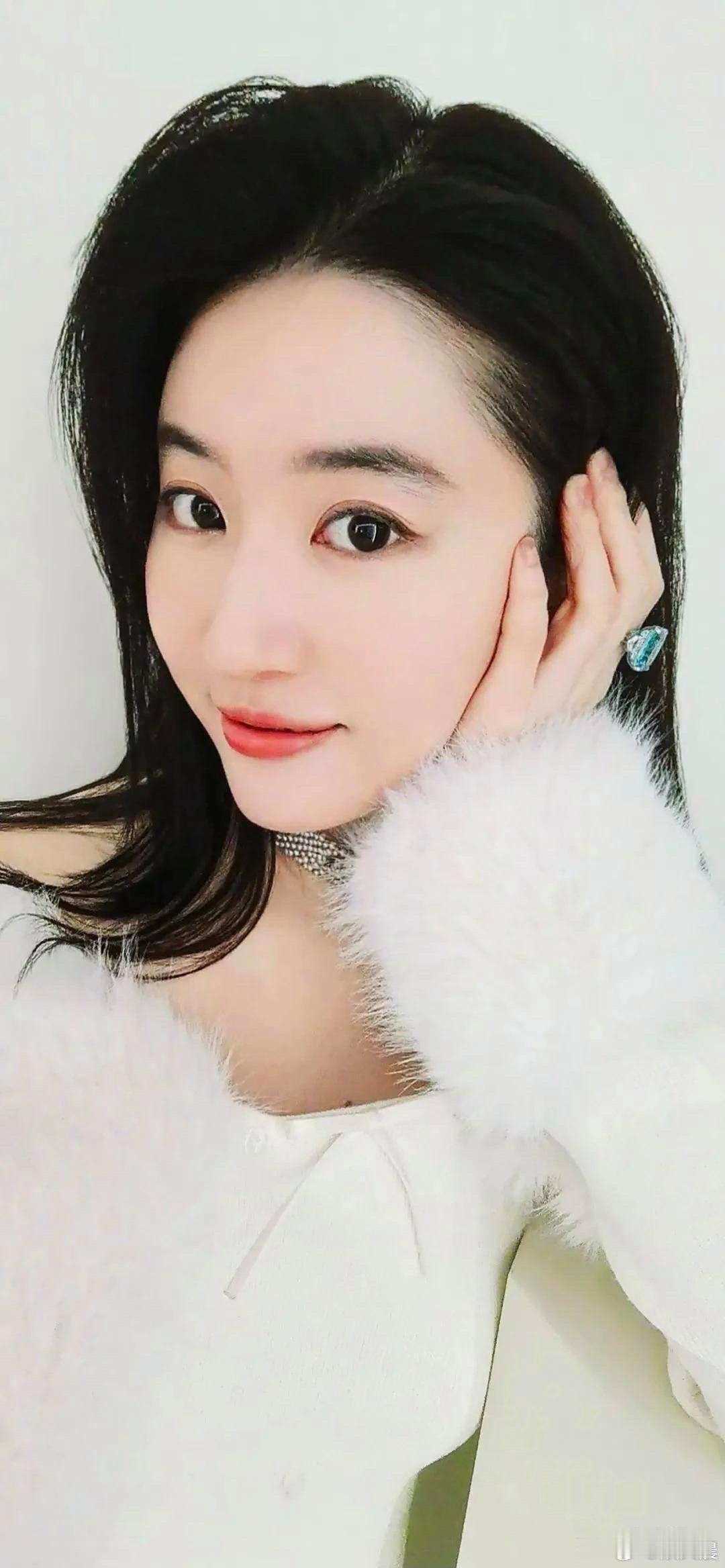 刘亦菲身穿肉丝短裙，优雅中透着性感，尽显迷人魅力。​​​