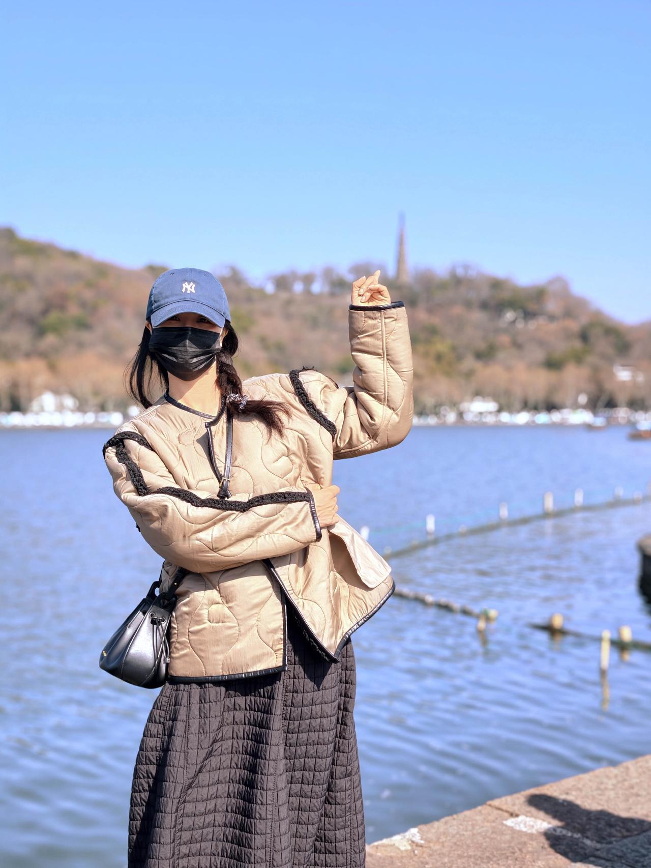 因为《太平年》感觉今年来杭州西湖玩的朋友更多了，从断桥走，不远处就是宝石山上的保