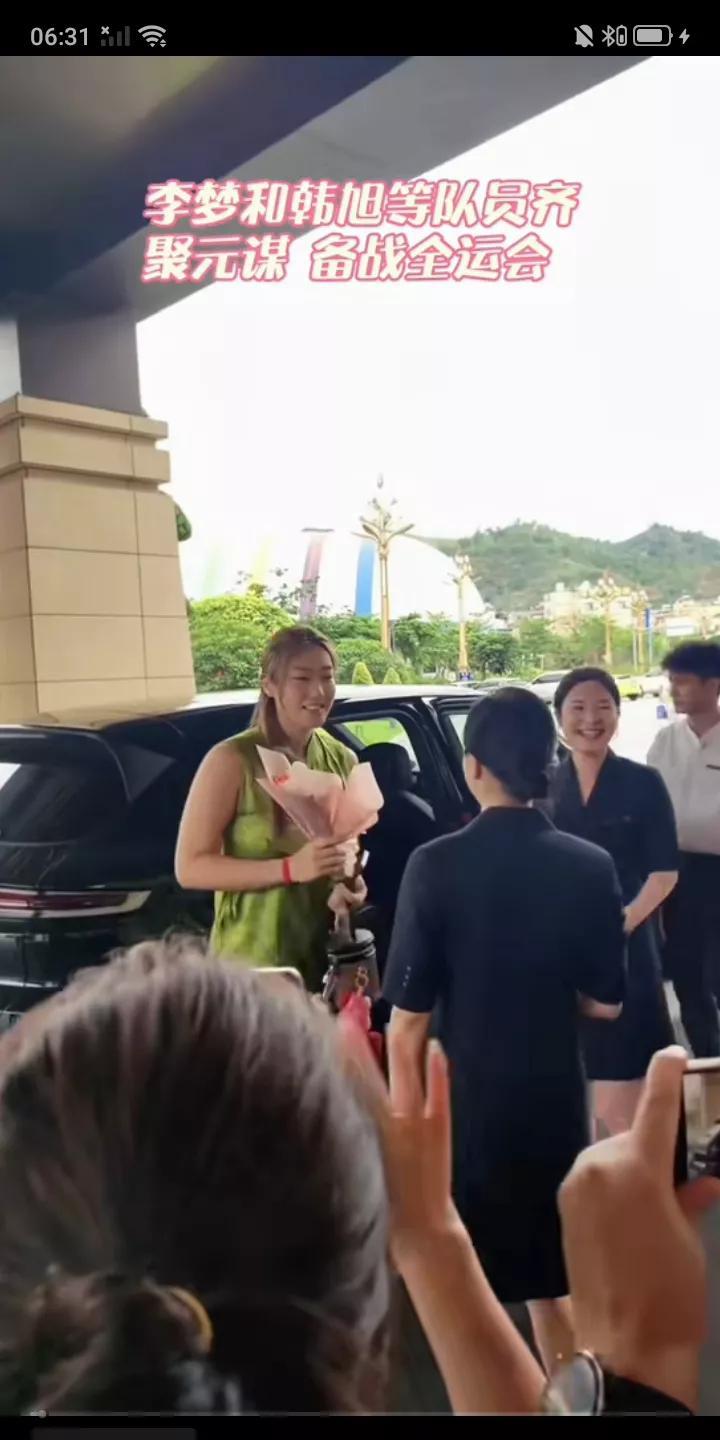 随着中国女篮亚洲杯战绩不佳，落选国家队的李梦成为球迷关注的焦点。据央视网消息，昨
