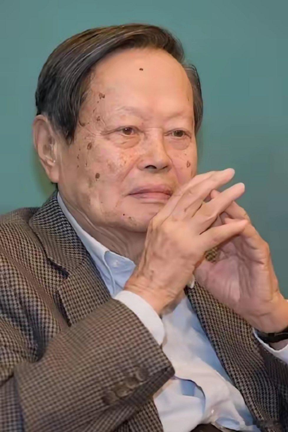 世界著名科学家杨振宁先生去世,享年103岁。晚年他多次被问及“长寿秘诀”,他风趣