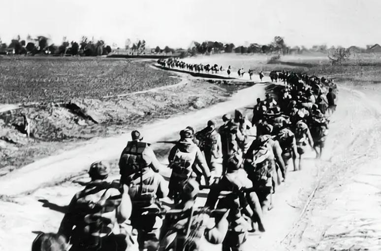 1946年，解放军5000余人，被3万敌军包围，眼看突围无望，战士们已经做好战死