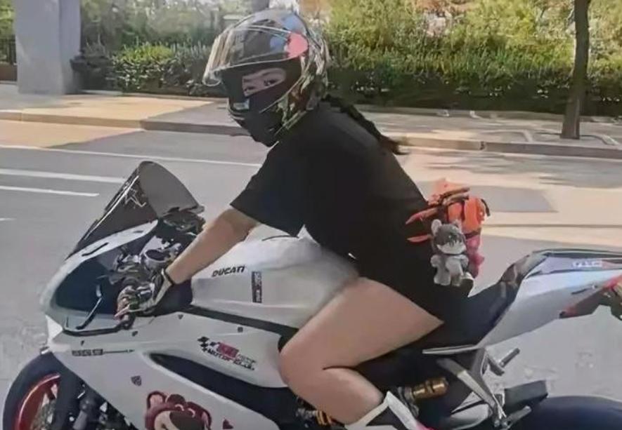 23岁北京女骑祝金焕，永远留在了那场雨后的城郊弯道上。 她的座驾是杜卡迪大魔