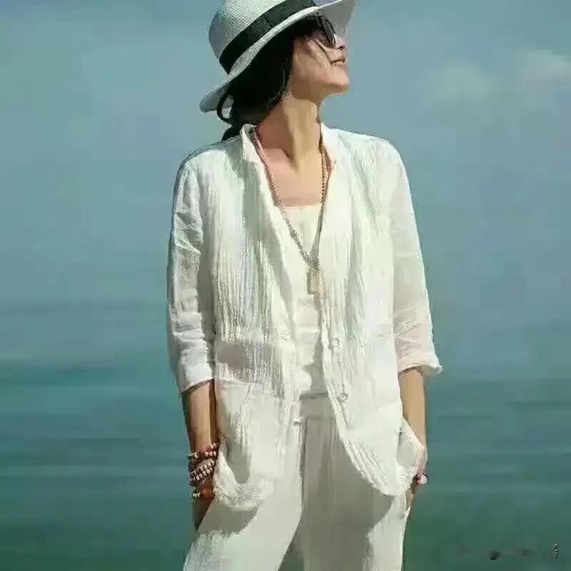 女孩子长脑子的最快方式：第一，多看政治。第二，多看经济。第三，