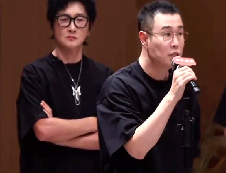 台下端坐的孙楠突然低头捂住脸，肩膀抖个不停，连最基本的表情管理都放弃了。台上站着正在竞选队长的小沈阳