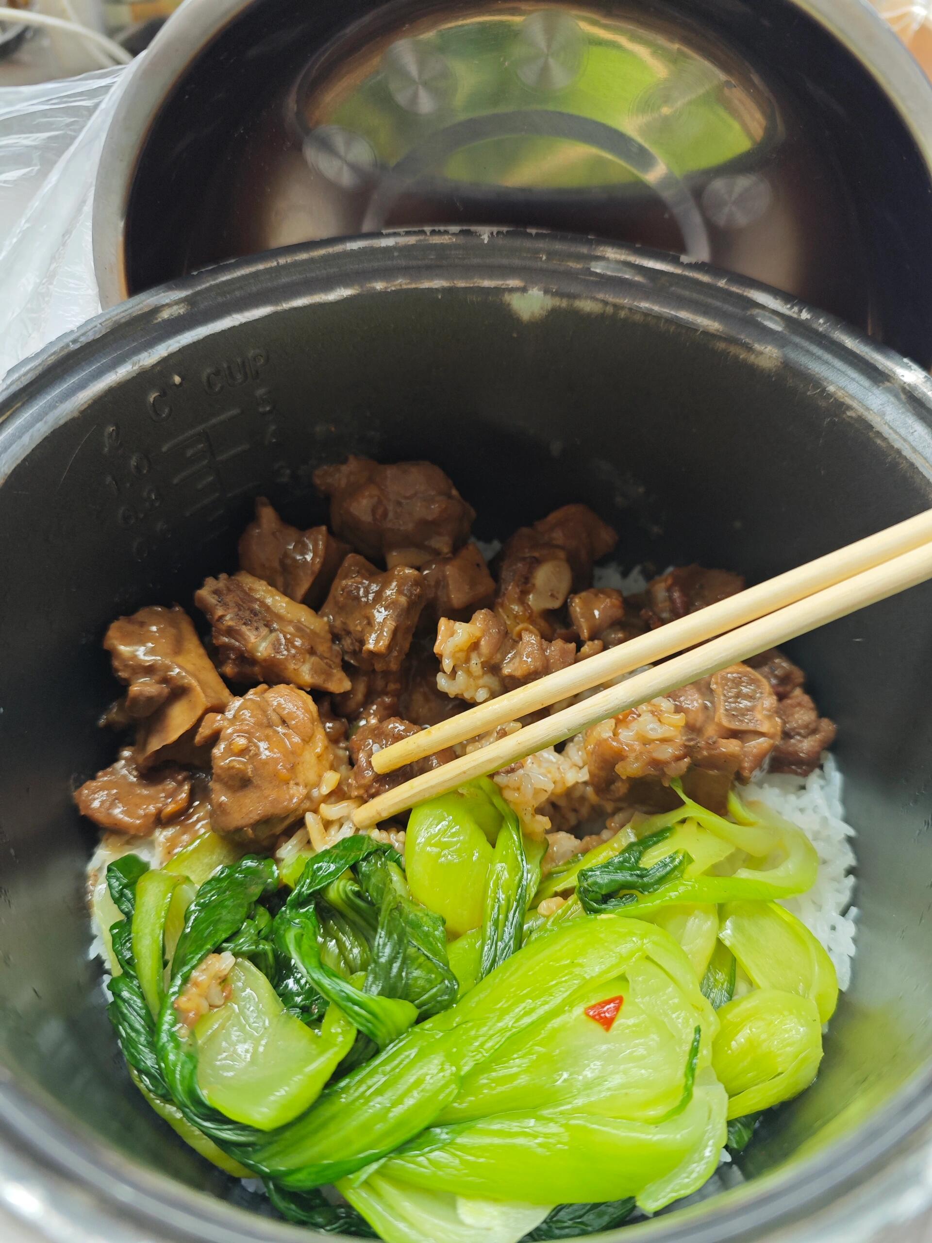 家人们谁懂！电饭煲饭真的送了一个煲😂好吧，其实不是送的，店家说吃完放公司门口他