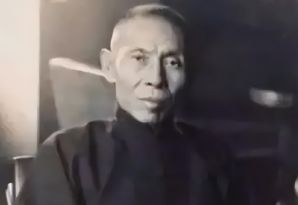 1937年，在杜月笙所住公馆的大门外来了一个女乞丐，她说自己叫黄八妹想要见杜月笙