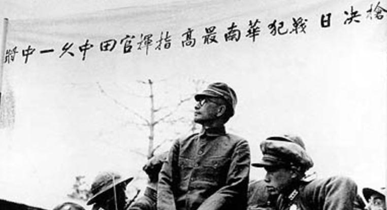 1947年，一个日军中将正在被执行枪决，行刑的士兵朝他开了三枪，但没死，监刑军官