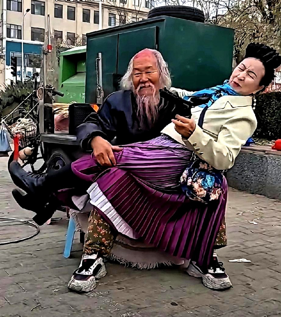 真是辣眼睛！这画面简直没法看，赶紧收收吧，别在公共场合丢人现眼了！...