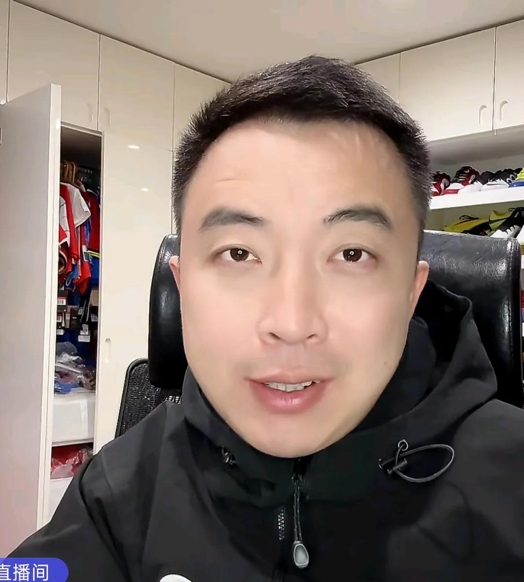 解说员袁甲认为，上海海港一向都不重视亚冠。他在直播间表示，上海海港近些年已经拿