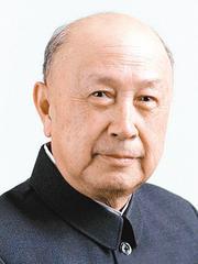 1955年9月，钱学森冲破阻力回国时，在香港九龙火车站，一位记者用英语采访他，他