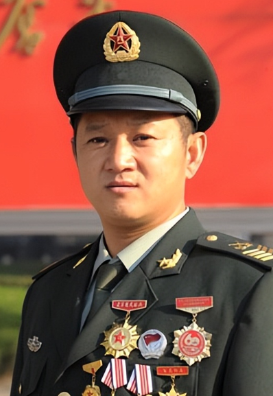 1986年，山东莱西一18岁小伙参军，本欲进装甲车部队，怎奈初中文凭，竟成