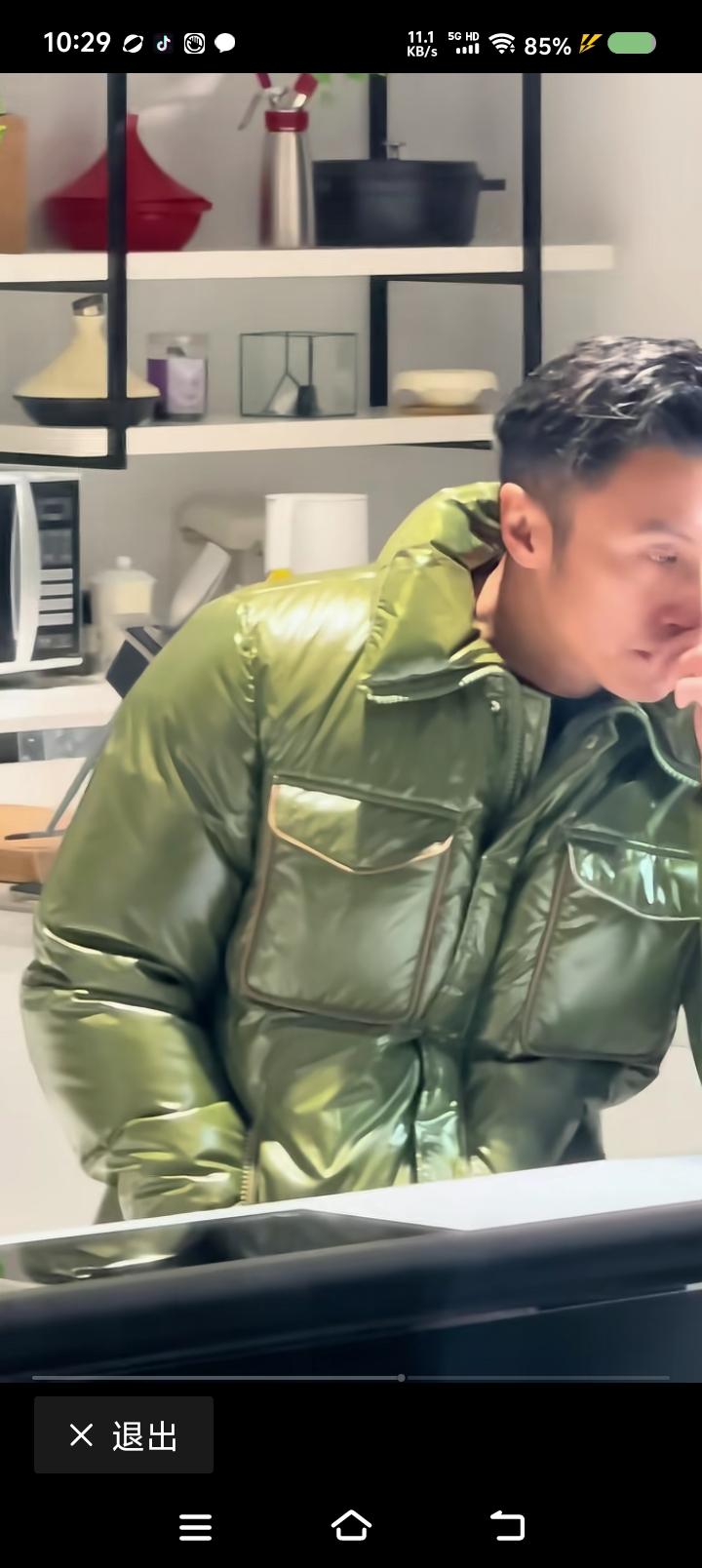 这个男人靠什么红的？懂点乐器，唱了几首歌，演了几部电影，后来又做饭，单拎出来都