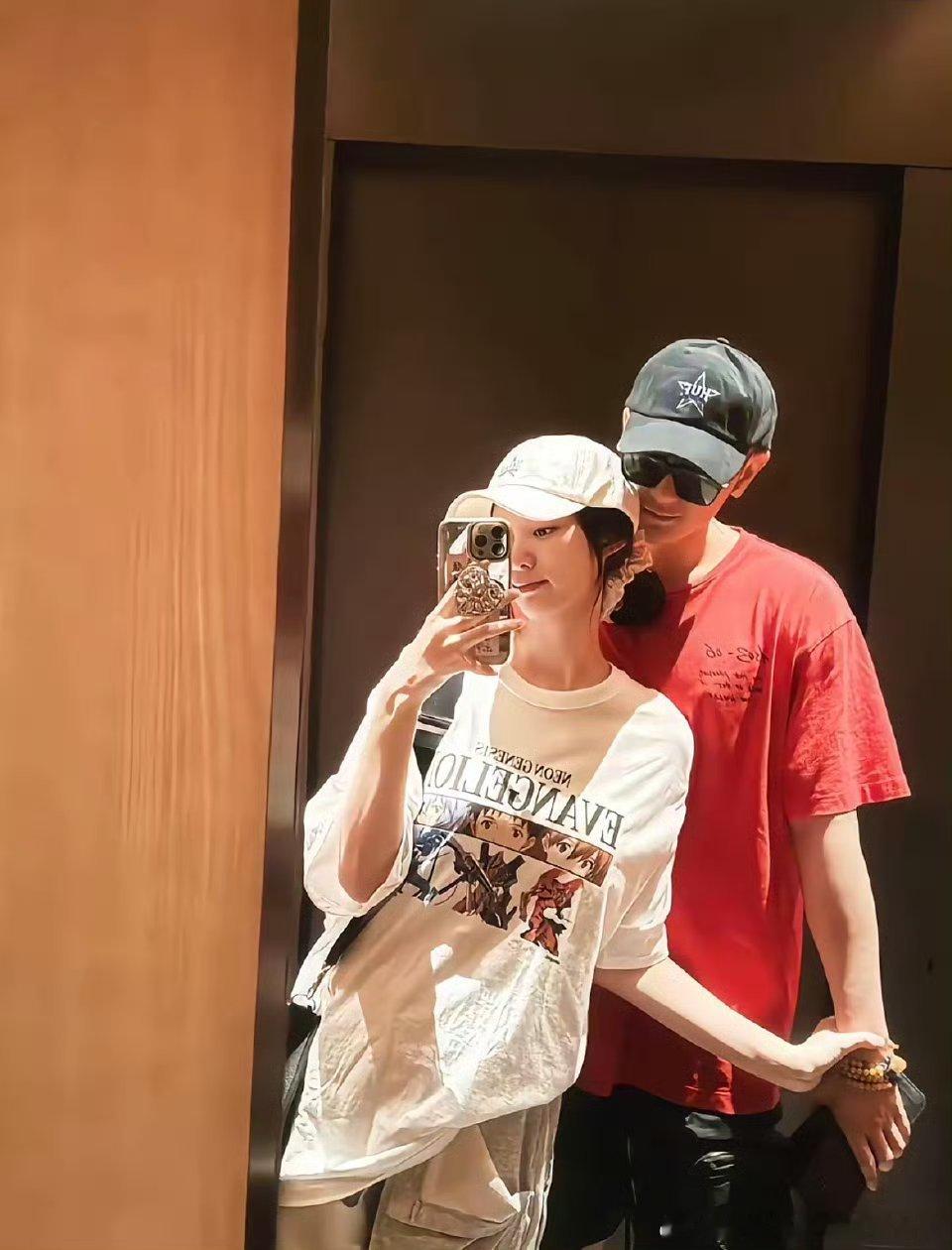 黄子韬徐艺洋只要站一起就忍不住的放闪，真夫妻是这样啦黄晓明被黄子韬徐艺洋喂一嘴狗