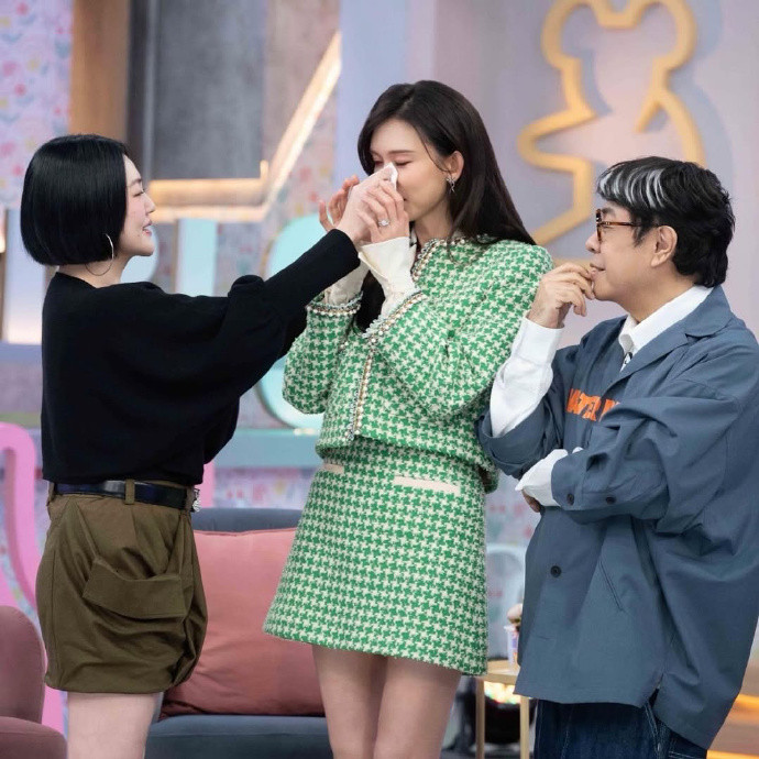 林志玲落泪鼓励小S小S给林志玲擦泪据台媒消息，小S复工后邀请好友林志玲录制《