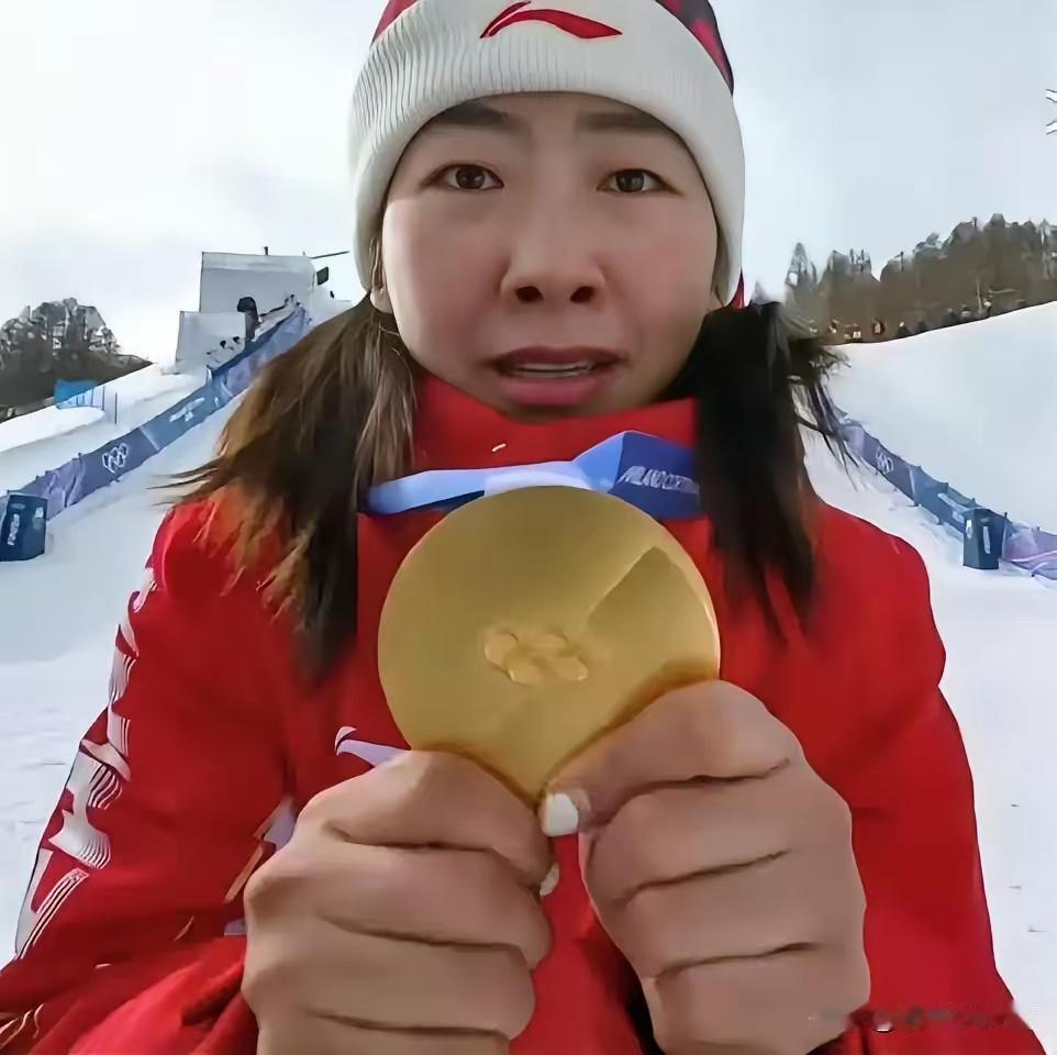 你能想到吗？​徐梦桃获得空中技巧金牌后，​她没有第一时间欢呼庆祝，而是一遍遍