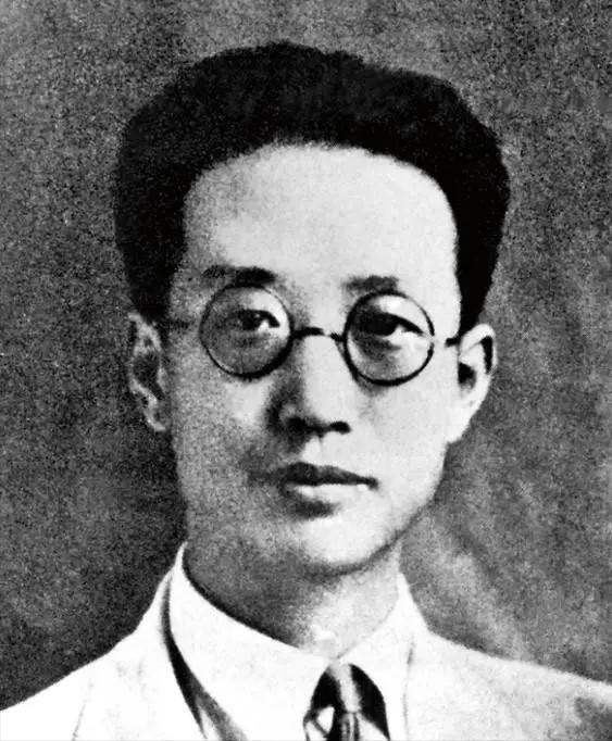 一同参观瞿秋白纪念馆，朋友问道：“瞿秋白相当于什么地位？”淡然一笑：“他是党内极