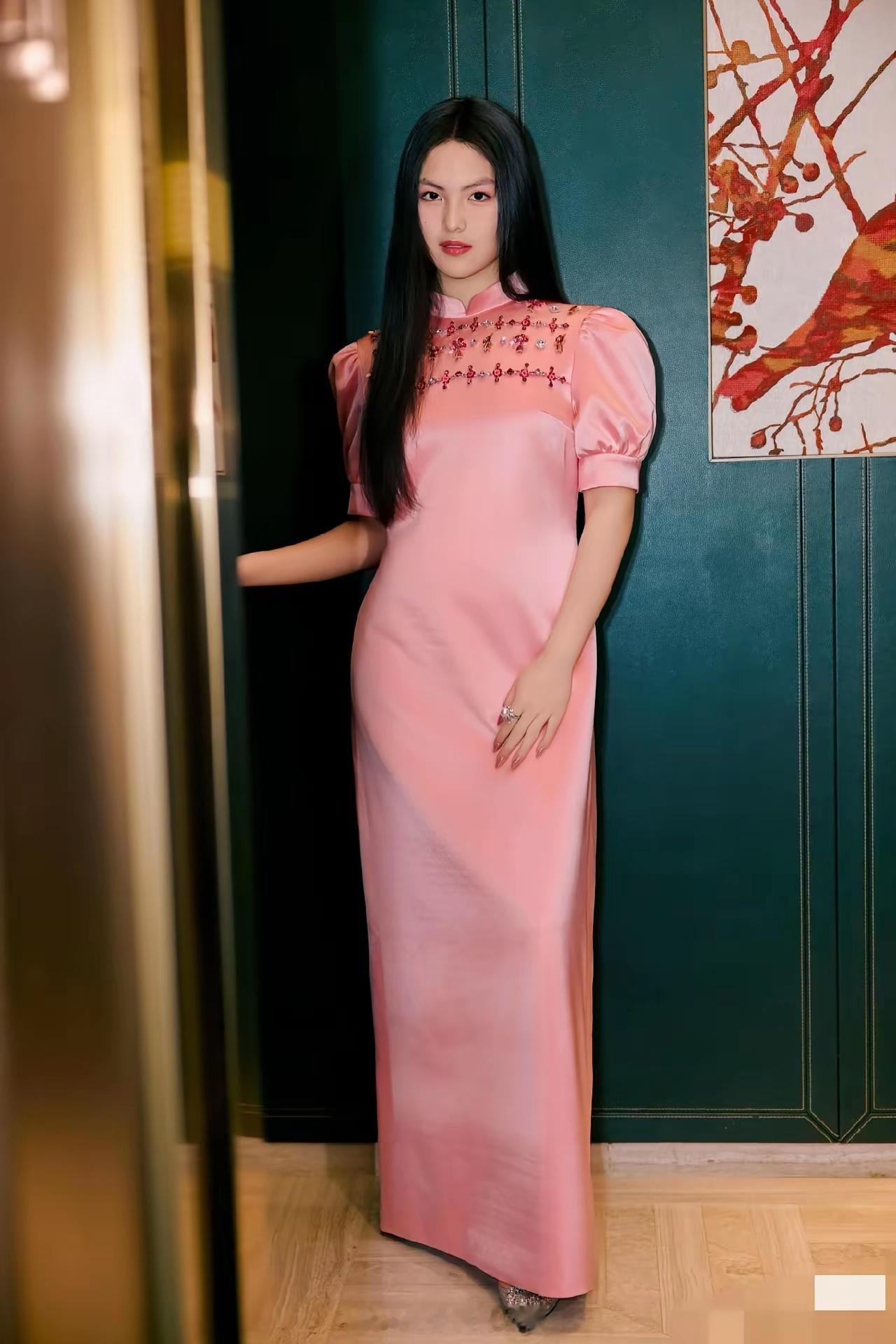 李湘又翻车了，晒王诗龄与何超莲一起参加糖心旦晚宴的画面，拼命P图王诗龄还是看着成