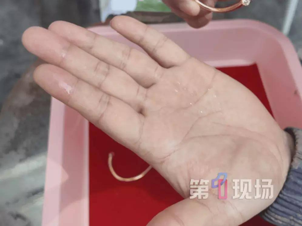 广东深圳一女子买的黄金手镯断裂，竟掉出2颗钢珠，这事儿可太离谱了。网店店主童先生