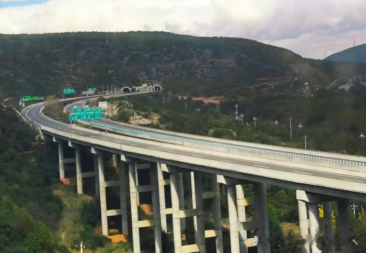 以前只见过超速被罚款的，第一次看到，车子开的慢也要受处罚。近日，中山交警查