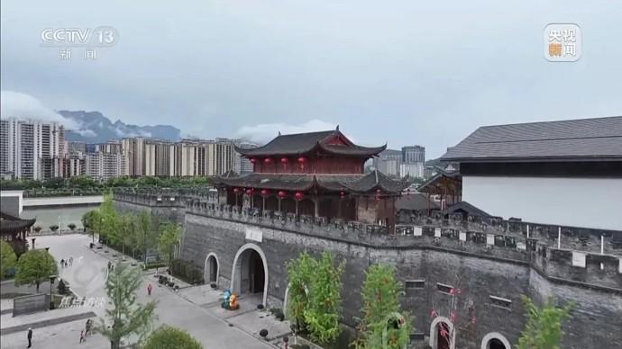 《焦点访谈》曾曝光的耗资24亿、亏损10亿的仿古大庸古城重新开业，靠“芒果台综艺