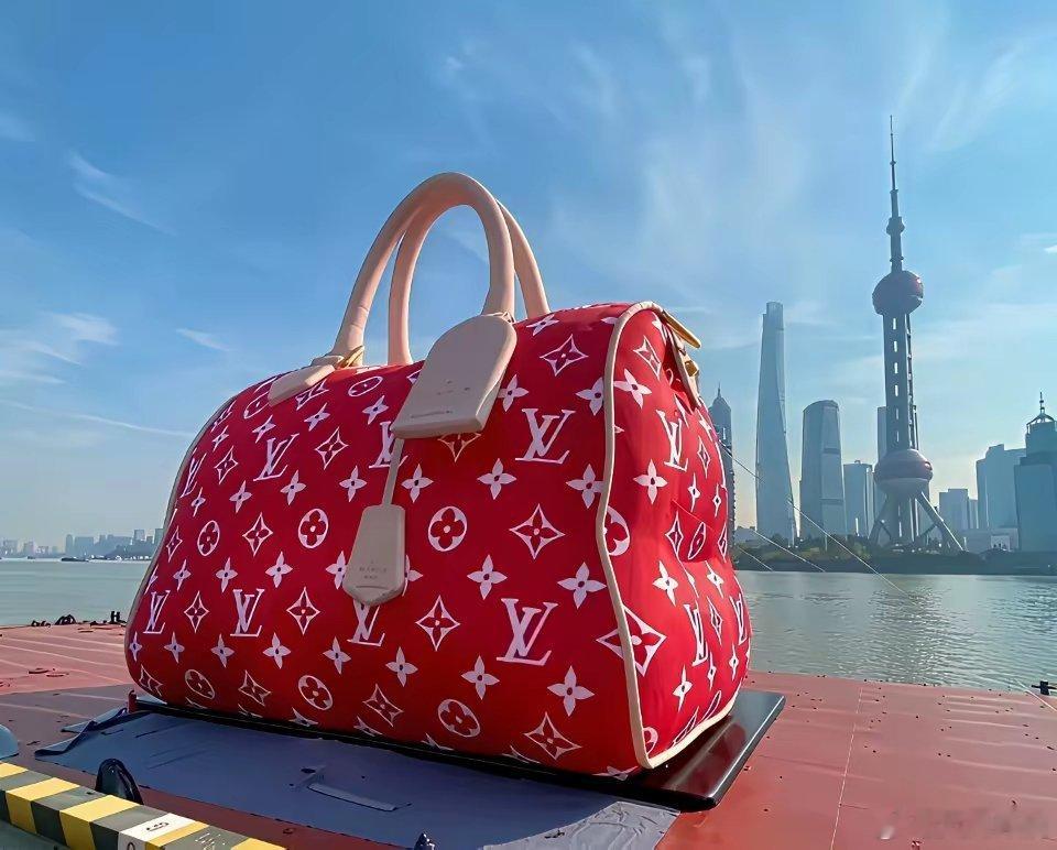 LV在中国胜诉还奇怪吗？看看上海黄浦江畔的LV巨包，再看看上海南京西路上的LV巨