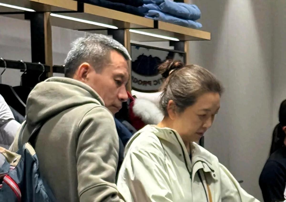 江珊和二婚老公田小洁商场扫货，状态真实自然接地气。58岁江珊自然老去的样子还是很