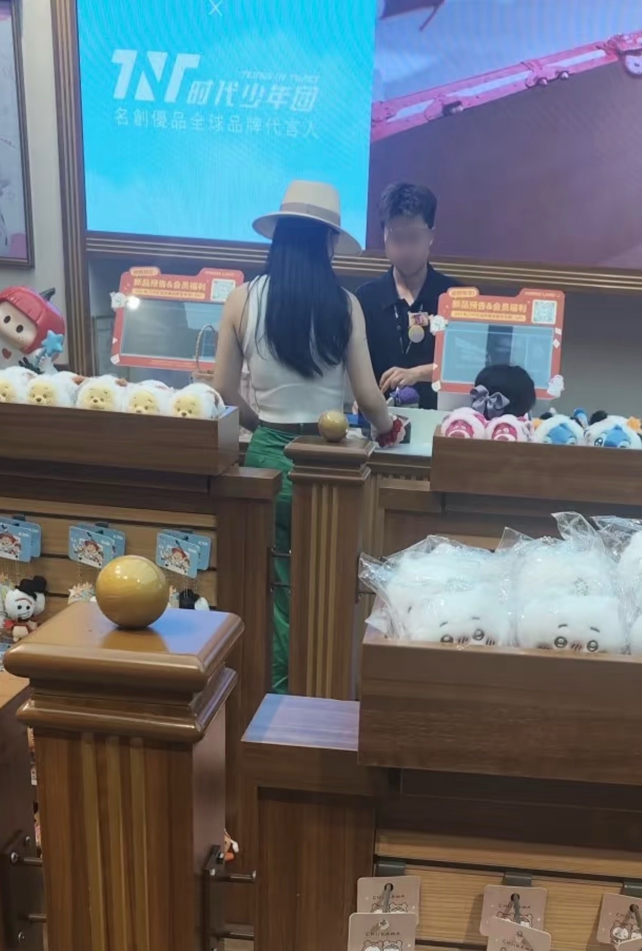 33岁吴倩带女儿逛商场购物，母女俩十分有爱。吴倩身着休闲服，当年的“武大校花”现