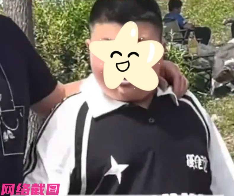 河南有老师在假期出门游玩时，正拿手机拍风景突然在手机镜头里，看见了自己熟悉的身影